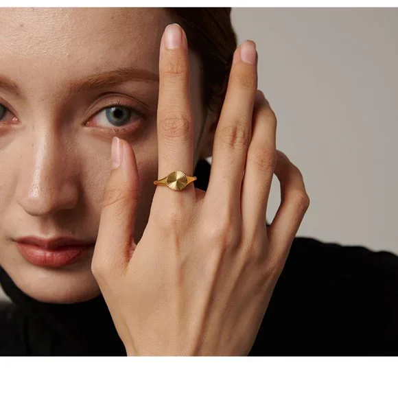 ^NEW 18K Gold Plated Round Textured Signet Coin Ring - Picture 4 of 7